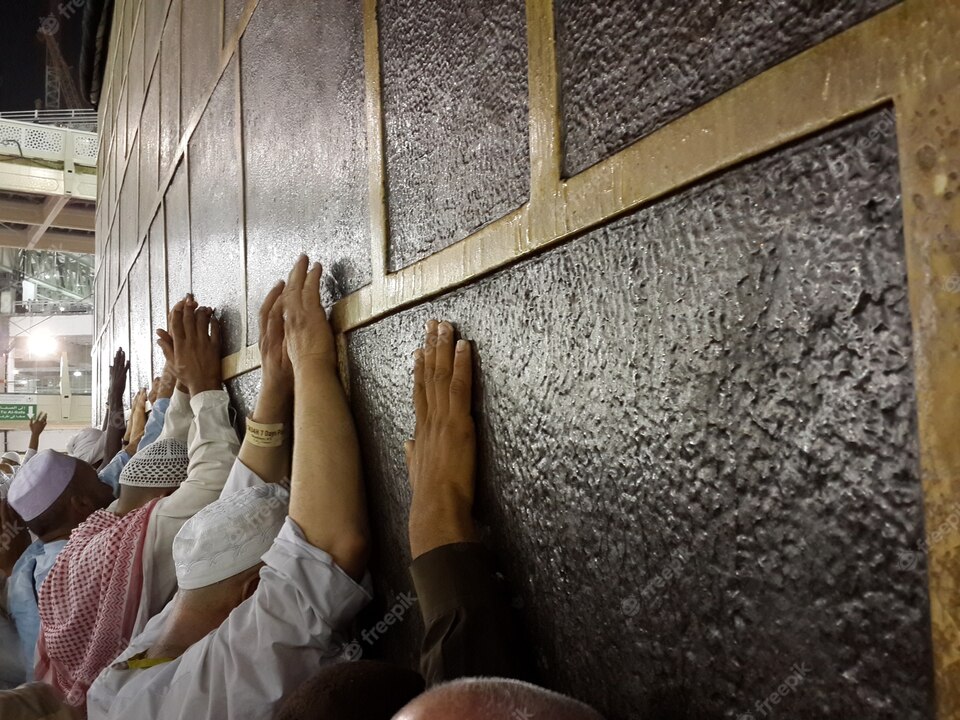 Apa Boleh? Tidak Mencium atau Melambaikan Tangan ke Ka’bah Saat Tawaf